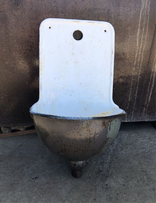 Chiuvetă veche din fontă