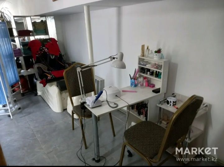 Сдаётся в аренду  кушетка, маникюрный стол