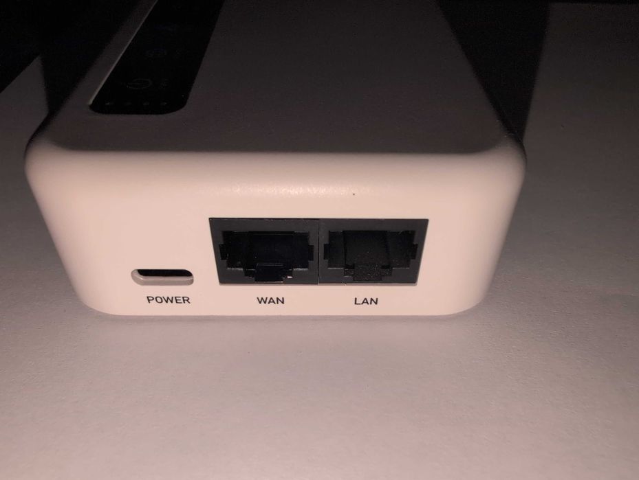 Router GL.iNet GL-XE300(Puli), Suporta Sim, Baterie integrata