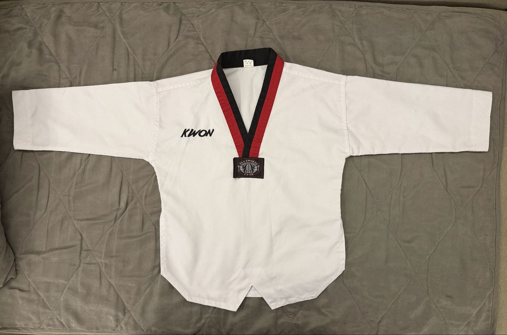 Продам форму для тхэквондо KWON
