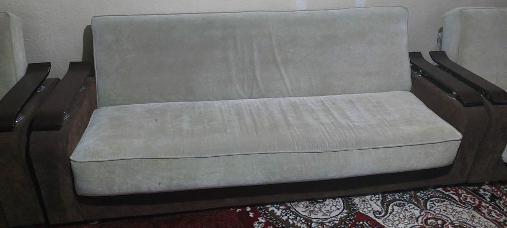 Divan sotiladigan holati yaxshi remont shart emas