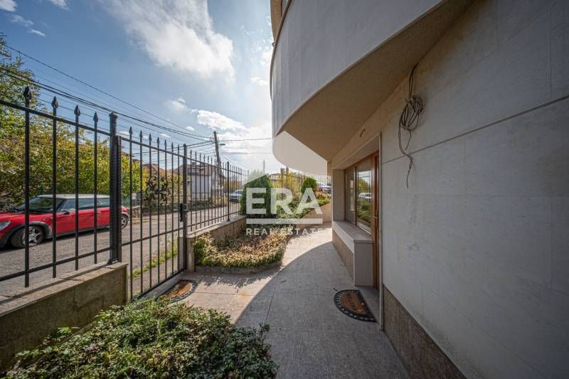 Тристаен апартамент завършен "до ключ" с панорамни гледки в кв. Симеон