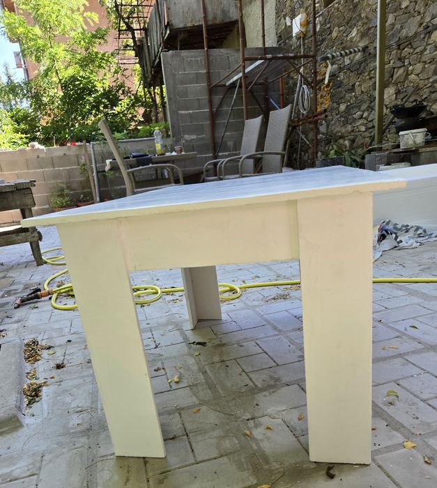 Ръчно изработена маса от дърво с декоративна мазилка