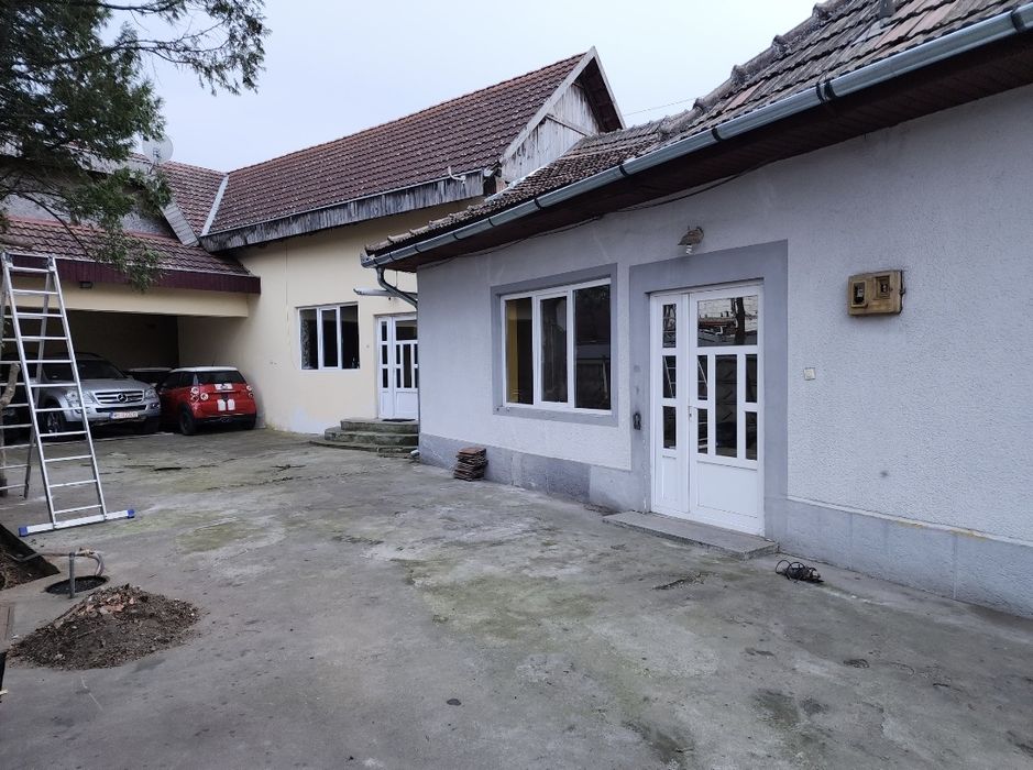 Inchiriez casa str Podeni, spatiu comercial