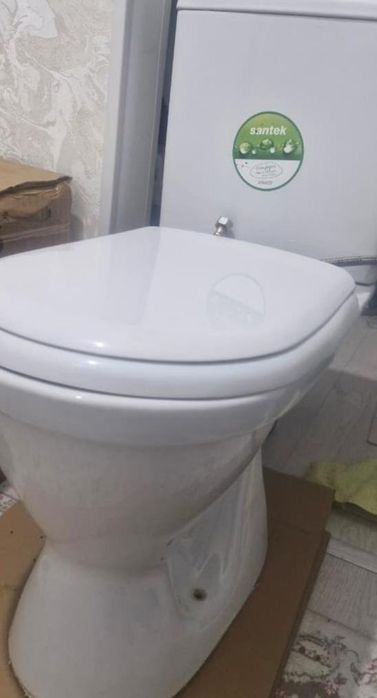 Унитаз и ванны белые