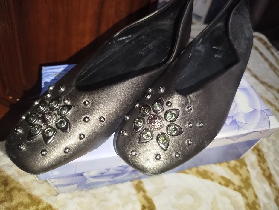 Хаммаси енги ойок кийимла сотилади