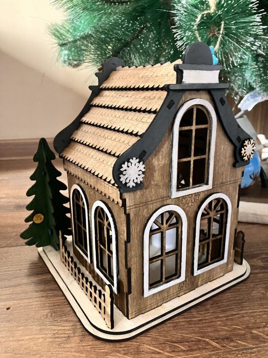 Лазерно изрязана коледна къщичка