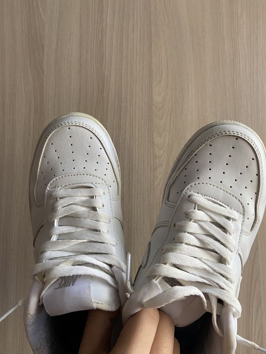 Кроссовки белые