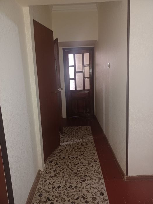 Квартира сотилади райгаз тарафда енги. Трассага караб турубди зор жой