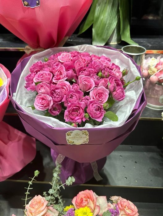 Premium buketlar roziviy atirgul romashka