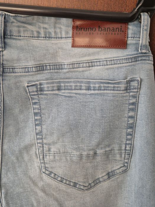 Продавам два броя нови дънки BRUNO BANANI