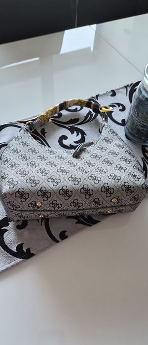 Чанта Guess с шалче