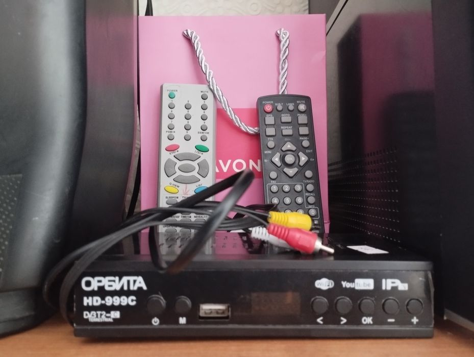 Телевизор LG с пультом + усилитель антену с пультом хорошо состояний