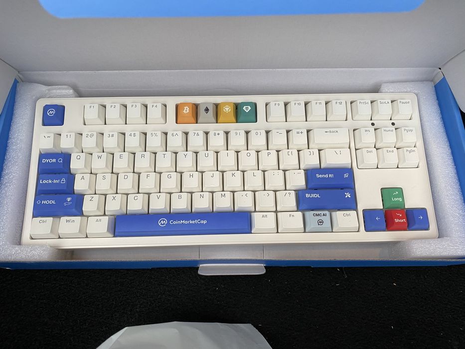 Продам новую фирменную клавиатуру CoinMarketCap