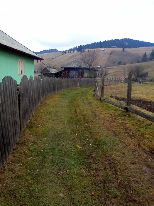 Vand teren intravilan, cu o casa, apa potabila, energie electrica.