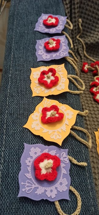 Мартеници, ръчно плетени