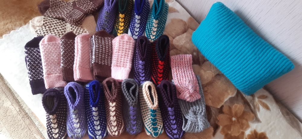 Варежки, носки и следки ручной работы.