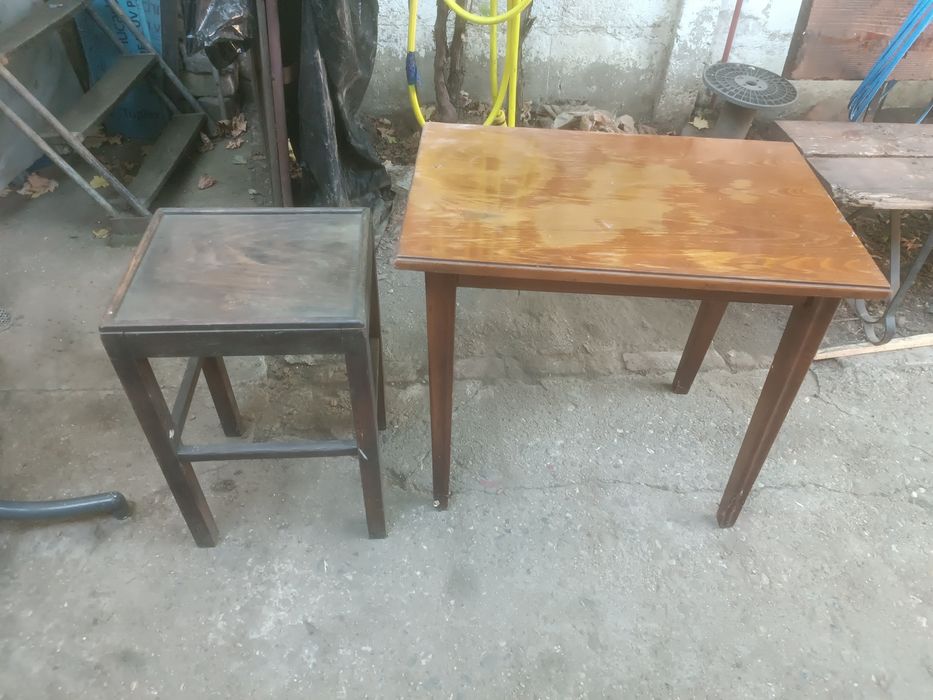 Cuier,scaune,  rame tablouri, birou