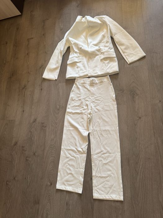 Бял костюм 2 части