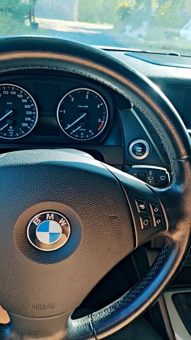 Persoană fizică vând  BMW X1  2.0l diesel, fiscal, masina de familie foarte bine întreținută și curată, mașină de nefumători