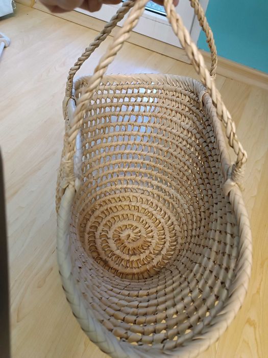 Кошница плетена и гъвкава, от лико