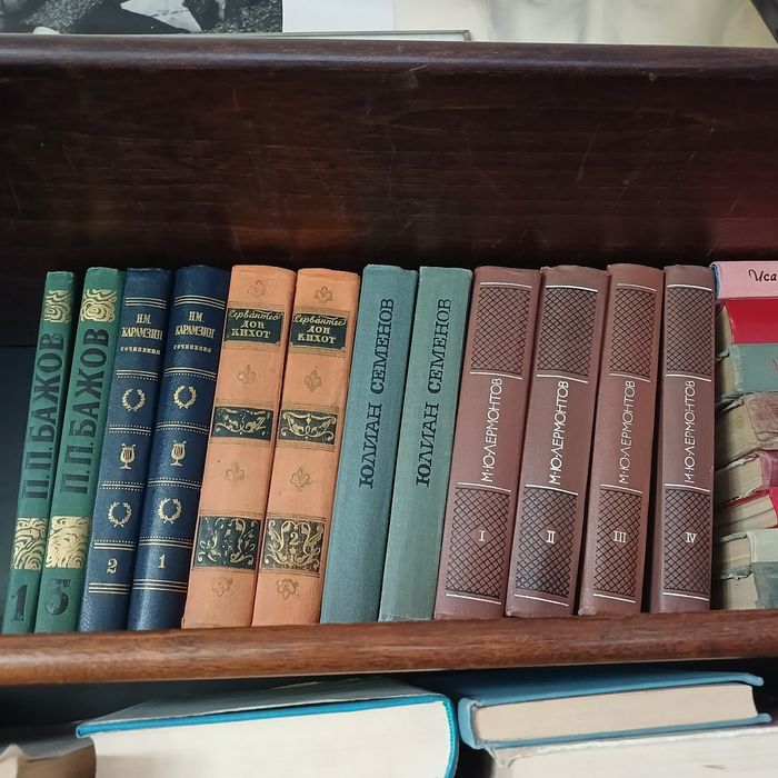 Книги, словари  Художественная литература. Цена разная