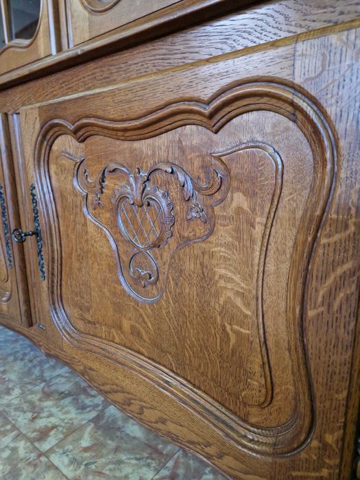 Елегантен витринен шкаф от дъбов масив и дърворезба