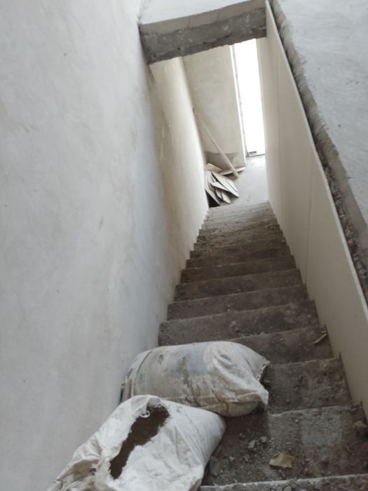 Срочна продается магазин на карвон базаре на втором этаже в дол дороге