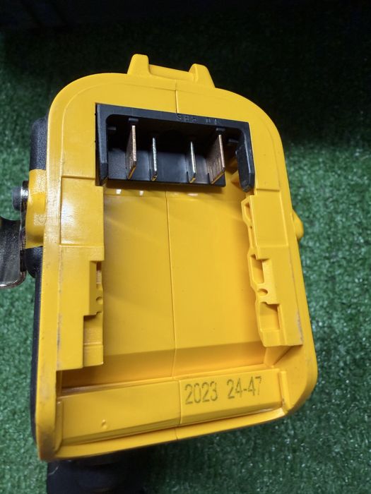 Винтоверт за гипсокартон  Dewalt DCF620 с две батерии и зарядно