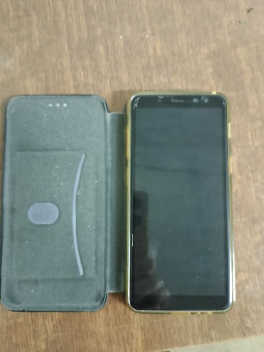 Телефон в отличном састоянии экран целый,защитное стекло чуть треснуто