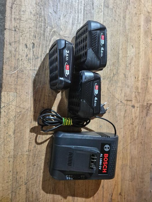 Acumulator Baterie BOSCH 18 V si 4 AH incarcator AL 1880CV