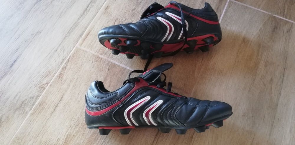 Бутонки обувани един път.