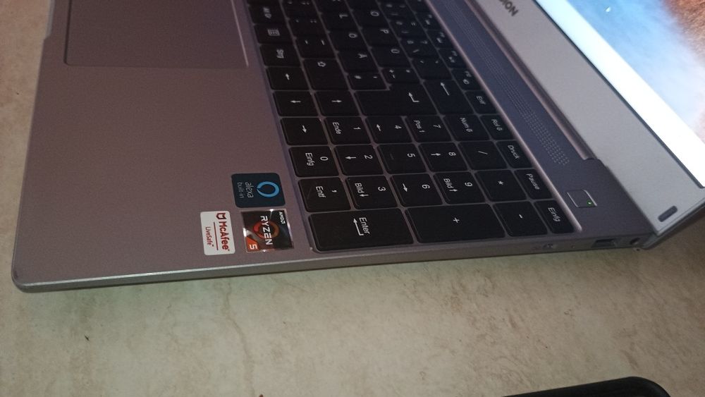Laptop Medion Ryzen  5 3500u quadcore 8 nuclee 4 ghz fiecare 16gb ram ddr4 ssd 250gb carcasa ca noua baterie 0 ore pt ca a stat nefolosit multa vreme