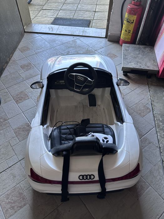 Детска акумулаторна кола Audi RS e-tron GT с дистанционно
