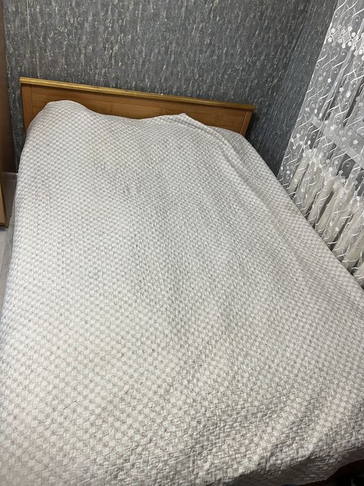 Угловой шкаф и кровать