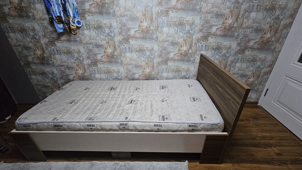 Кровать с матрасом