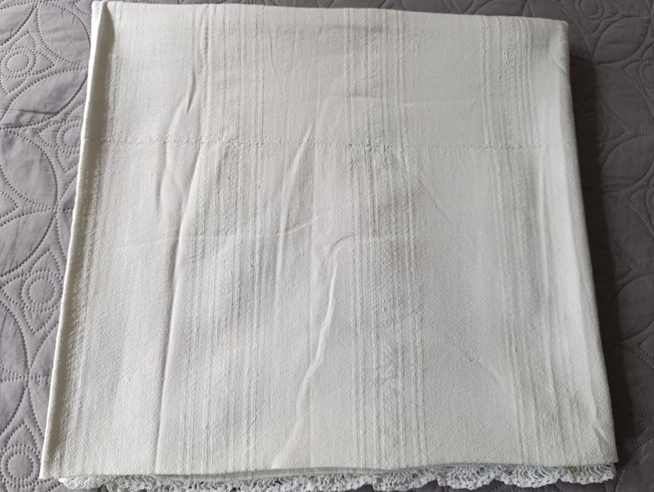 Голяма,  кенарена покривка за маса с ръчно плетена дант