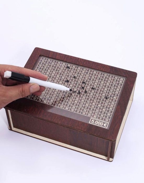 Дървена касичка с числа “Спестявай лесно”