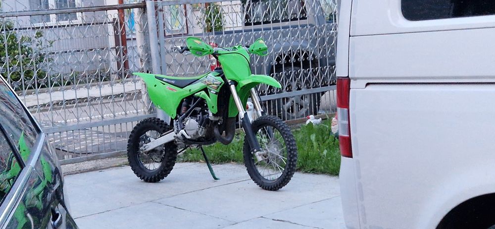 Vând motocicleta copii kawasaki kx85 suzuki ktm yamaha gasgas husqvarna beta cross enduro kx 85 ofrroad  impecabilă nu necesită investiții  roți 17 14