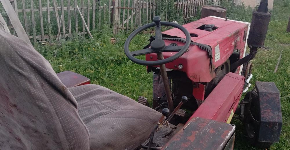 Трактор с прицепом, граблями