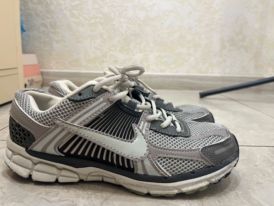 Кроссовки Nike Vomero 5