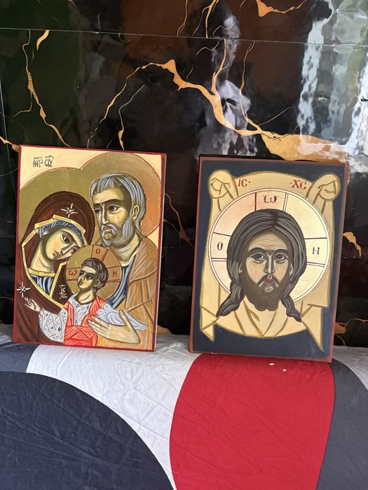 Bună ziua vând două iconițe cu foițe de aur  300 icoana dacă doriți sunați la numărul acesta vă mulțumesc!!