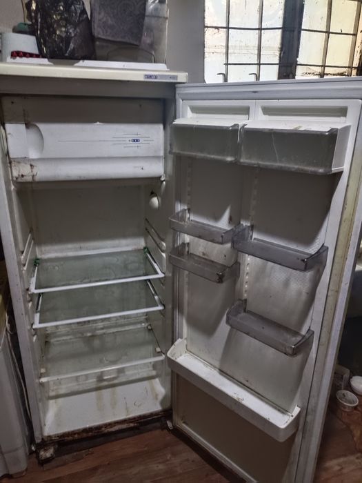 Холодильник рабочий, большой.