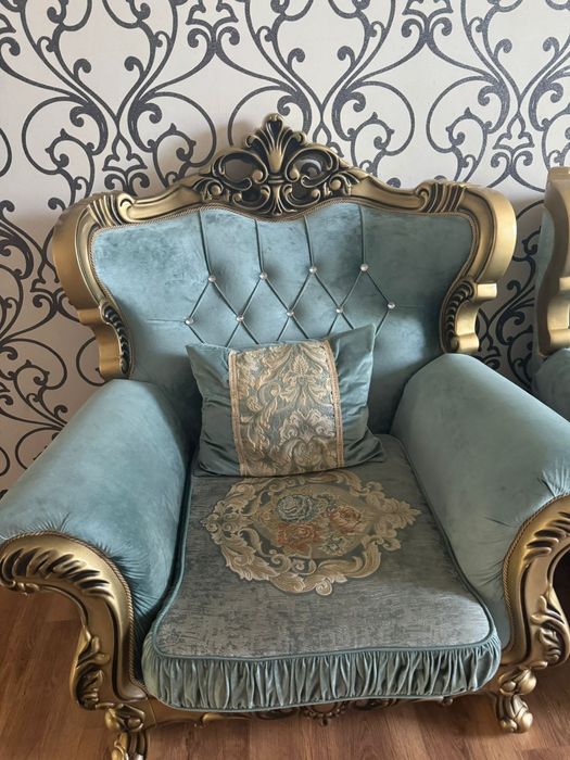 Диван с двумя креслами