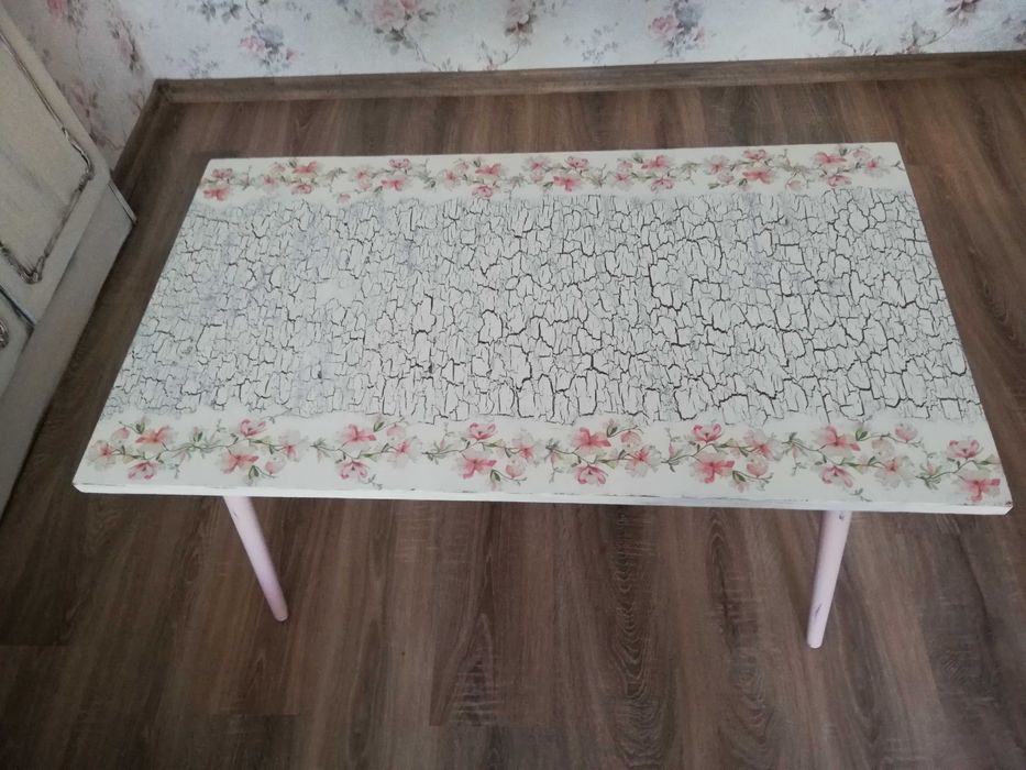 Холна маса ръчно декорирана