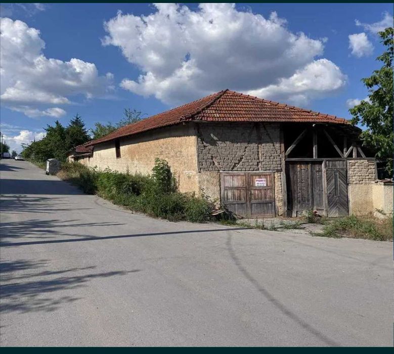 Двуетажна къща с гараж в кв. Бряг