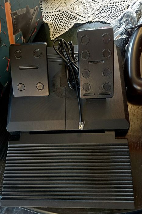 volan gaming Speedlink Drift O.Z. Racing Wheel, împreună cu setul de pedale și cutia originală.