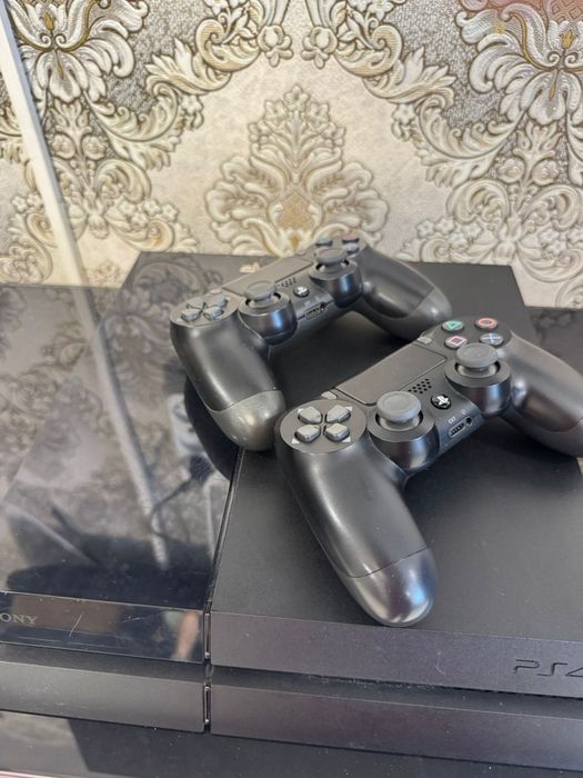 Продается PS4 в комплекте Два джойстика оригинал