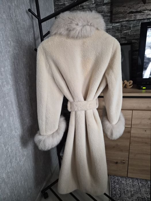 Луксозно дълго палто от естествен и богат косъм от лисица