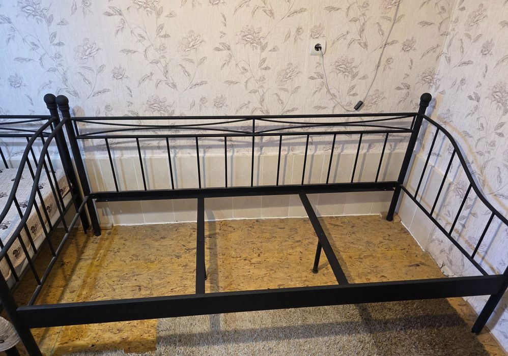 Метално легло с матрак